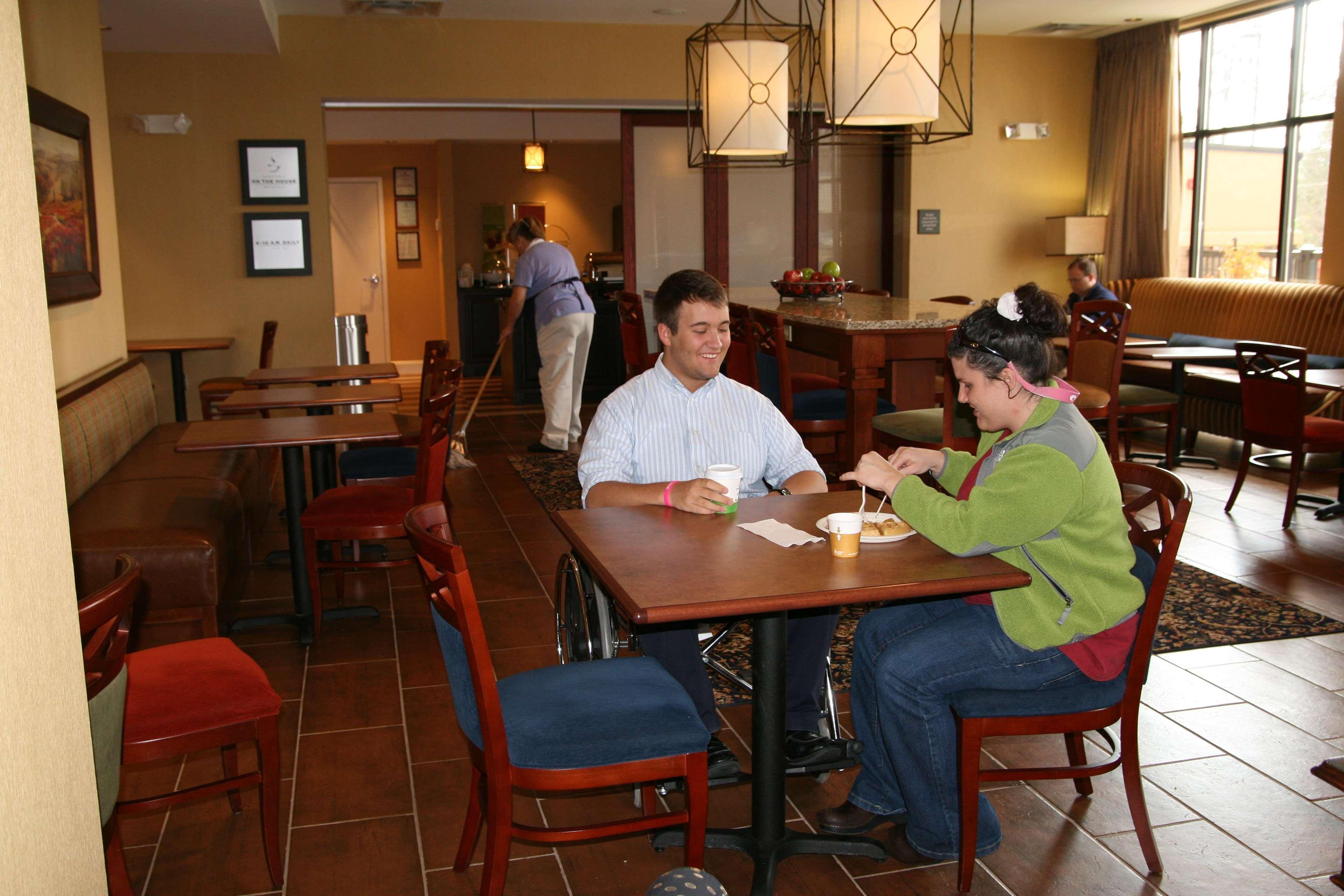 Hampton Inn Jackson-College Avenue Restaurant foto
